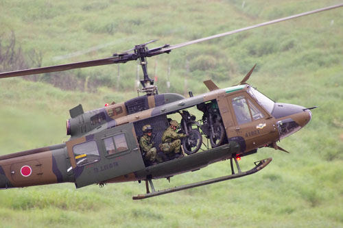 Dépose d'une moto par un hélicoptère UH1 Huey