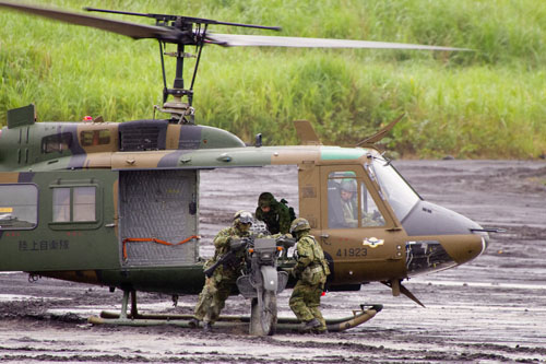 Dépose d'une moto par un hélicoptère UH1 Huey