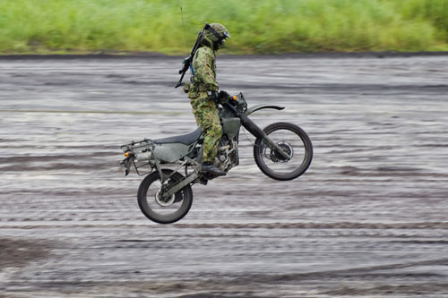 Dépose d'une moto par un hélicoptère UH1 Huey