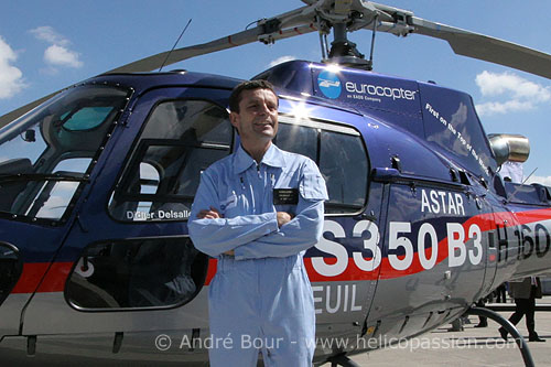 Didier Delsalle et l’Écureuil AS350 B3 du record au Salon aéronautique du Bourget, le 13 juin 2005, un mois après son exploit