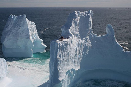 Un helicoptere sur un iceberg