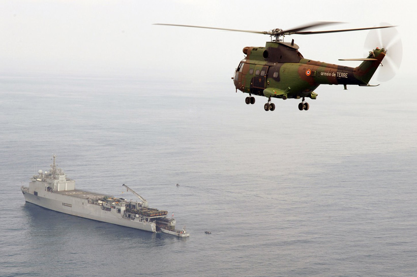 Un hélicoptère Puma de l'ALAT à l'approche du TCD Foudre, au large de la côte libanaise 