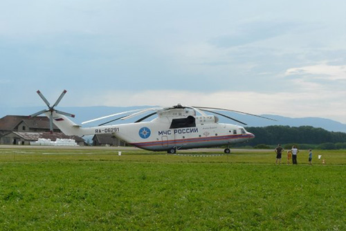 Un MI26 russe hélitreuille le catamaran Alinghi5 au-dessus des Alpes