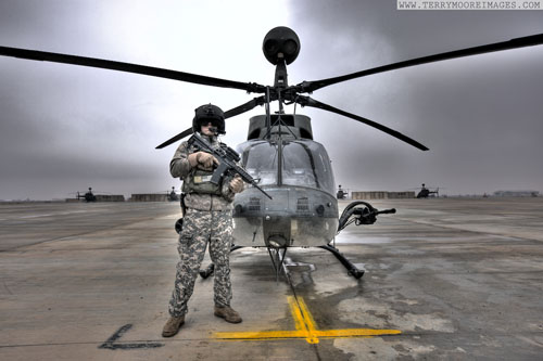 Pilote d'hélicoptère d'observation OH58 Kiowa Warrior posant devant son appareil