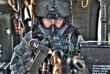 Door gunner à bord d'un hélicoptère UH60 Blackhawk