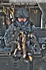 Door gunner à bord d'un hélicoptère UH60 Blackhawk