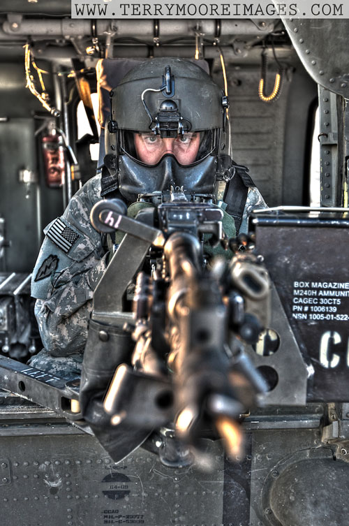 Door gunner à bord d'un hélicoptère UH60 Blackhawk