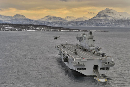 Le porte-hélicoptères HMS Ocean anglais