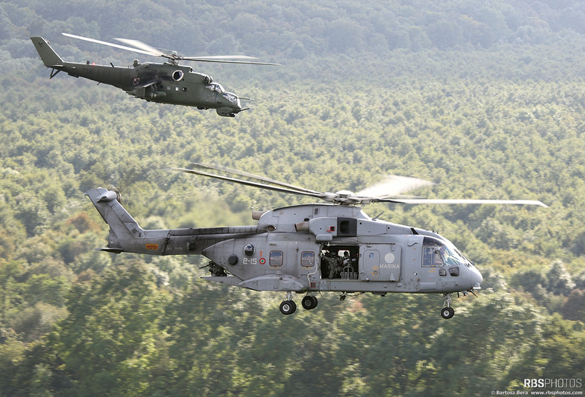 Hélicoptère de transport lourd EH101 Merlin italien escorté par un hélicoptère d'attaque MI24 Hind polonais