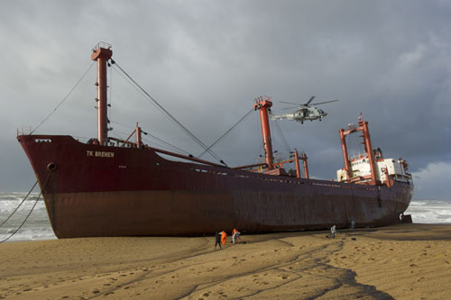 Hélitreuillage au-dessus du cargo échoué par un EC225 de la Marine Nationale