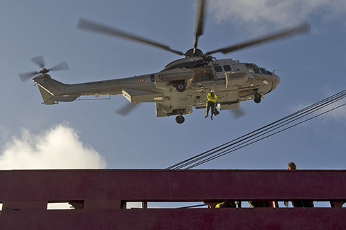 Hélitreuillage au-dessus du cargo échoué par un EC225 de la Marine Nationale