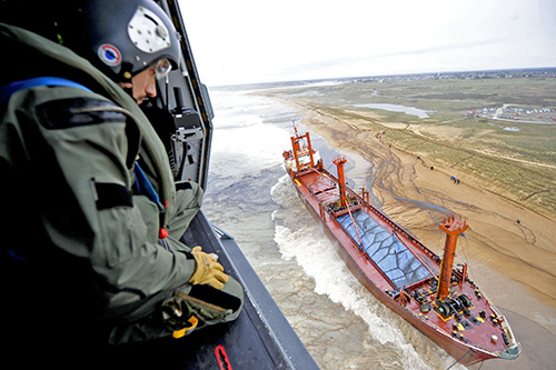 NH90 Caiman au secours du cargo TK Bremen