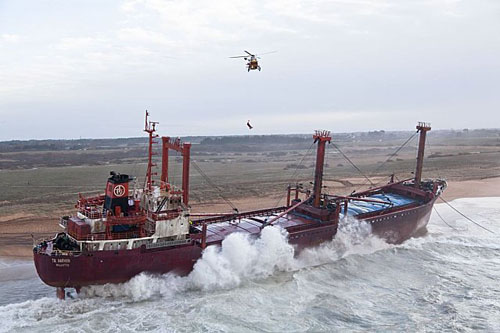 Hélitreuillage au-dessus du cargo échoué par un EC145 de la Sécurité Civile