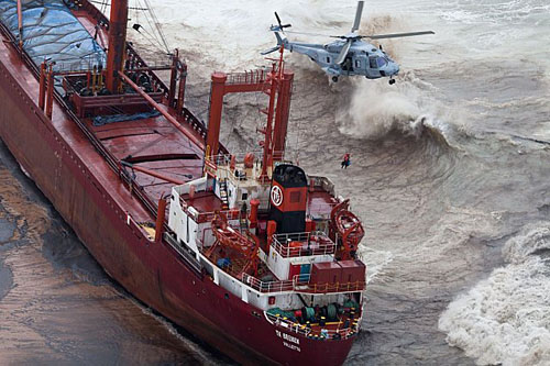 Hélitreuillage au-dessus du cargo échoué par un NH90 Caïman de la Marine Nationale