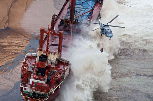 Hélitreuillage au-dessus du cargo échoué par un NH90 Caïman de la Marine Nationale