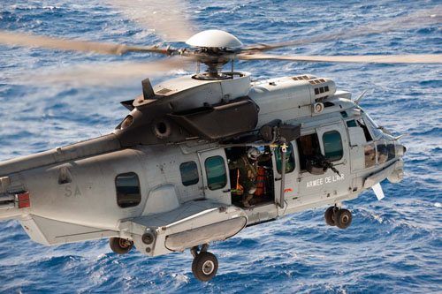 Hélicoptère EC725 Caracal au-dessus de la mer