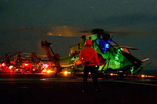 Hélicoptère d'attaque Tigre sur le pont d'envol du BPC Tonnerre