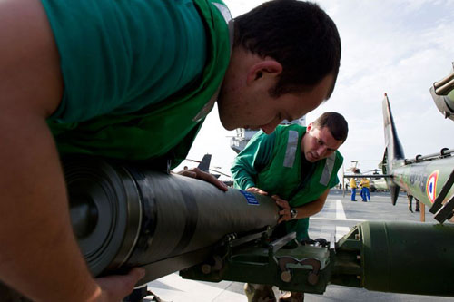 Rechargement en missiles air-sol HOT d'un hélicoptère Gazelle