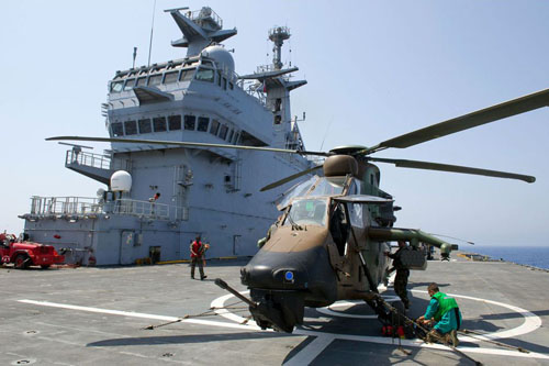 Hélicoptère Tigre sur le pont d'envol du BPC Tonnerre