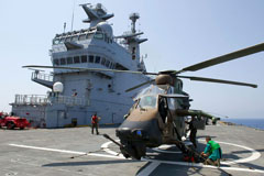 Hélicoptère Tigre sur le pont d'envol du BPC Tonnerre