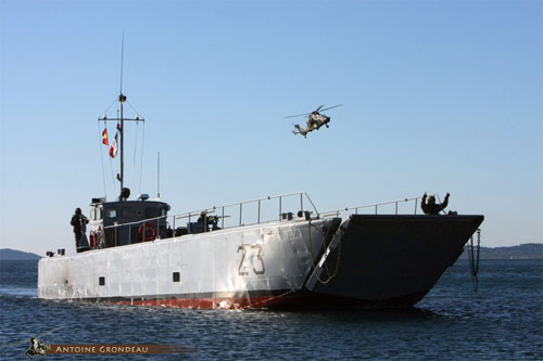 Chaland de débarquement sous la protection d'un hélicoptère Tigre de l'Armée de Terre (ALAT)