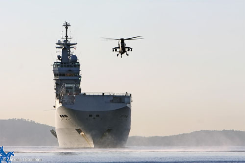 Hélicoptère Tigre de l'Armée de Terre (ALAT) décollant du BPC Mistral