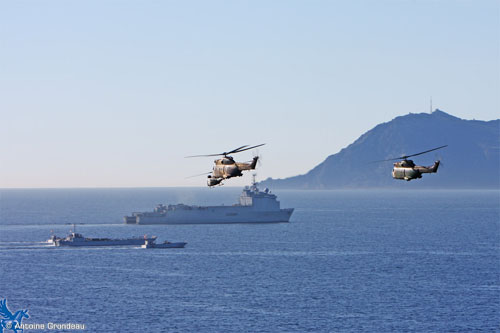 Retour des hélicoptères vers les navires en mer