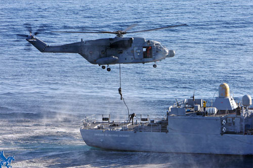 Hélitreuillage de commandos à bord d'un navire par un hélicoptère SuperFrelon de la Marine