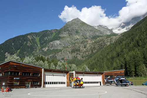 Base du secours en montagne de Chamonix : l'hélicoptère EC145 jaune et rouge de la Sécurité Civile et l'hélicoptère EC145 bleu de la Gendarmerie Nationale