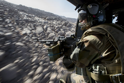 Mitrailleur de porte à bord d'un hélicoptère Puma au Mali