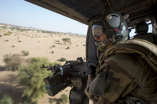 Mitrailleur de porte à bord d'un hélicoptère Puma au Mali