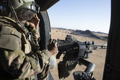 Mitrailleur de porte à bord d'un hélicoptère Puma au Mali