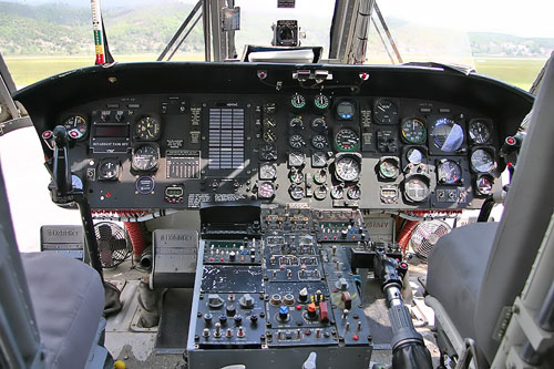 Cockpit du S64 Aircrane avec les instruments de contrôle du larguage de l'eau