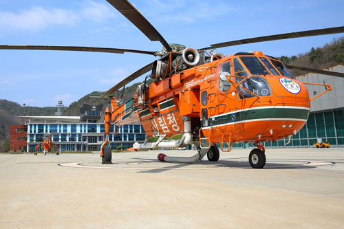 Deux hélicoptères S-64E Air Crane des pompiers coréens sur une des bases du Korea Forest Service