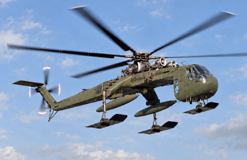 Le Skycrane est équipé ici de deux réservoirs externes de 1 135 litres (300 gallons) destinés à accroître son autonomie, ainsi que de patins d'appui pour les posés sur des terrains meubles