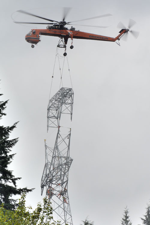 Pose de pylône avec l'hélicoptère S67F AirCrane N237AC d'Erickson