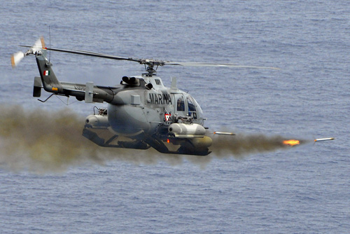 Tir de roquette à partir d'un hélicoptère BO105 de la Marine mexicaine