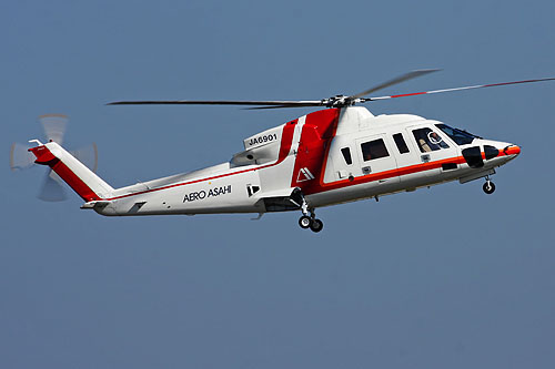 Hélicoptère S76 JA6901 d'AERO ASAHI, héliport de Komaki, Japon