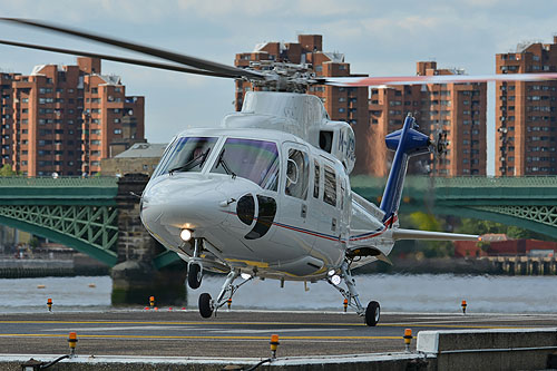 Hélicoptère Sikorsky S76C M-JCBA à l'héliport de Londres