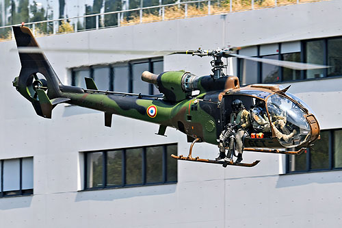 Hélicoptère Gazelle avec mitrailleuse Gatling