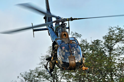 Hélicoptère Gazelle avec tireur d'élite