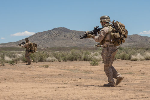 Les commandos avancent vers le véhicule accidenté 