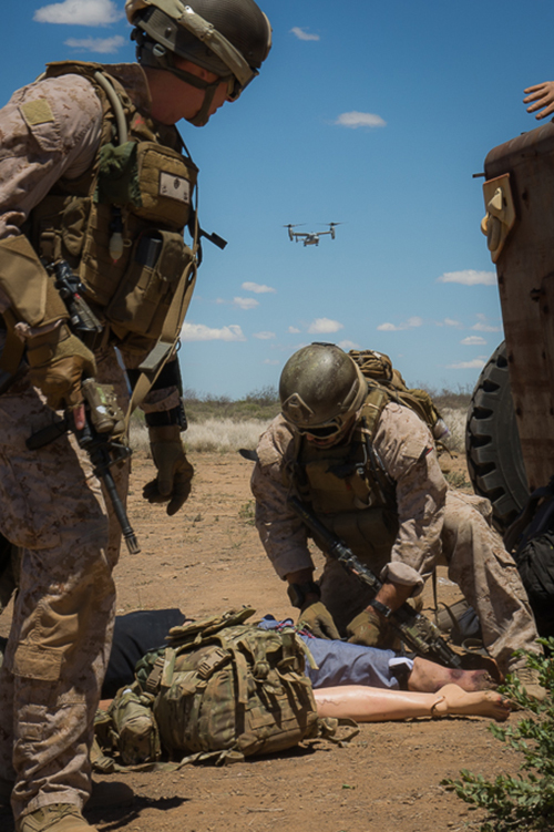 Les commandos apportent les premiers soins aux blessés