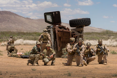 Les commandos apportent les premiers soins aux blessés