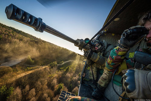 Tireur d'élite (sniper) à bord d'un AB212 autrichien