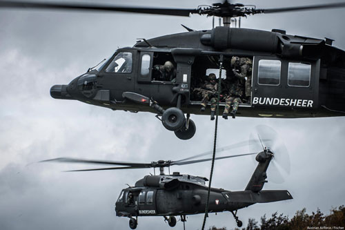 Descente en corde lisse à partir d'un UH60 Blackhawk autrichien 