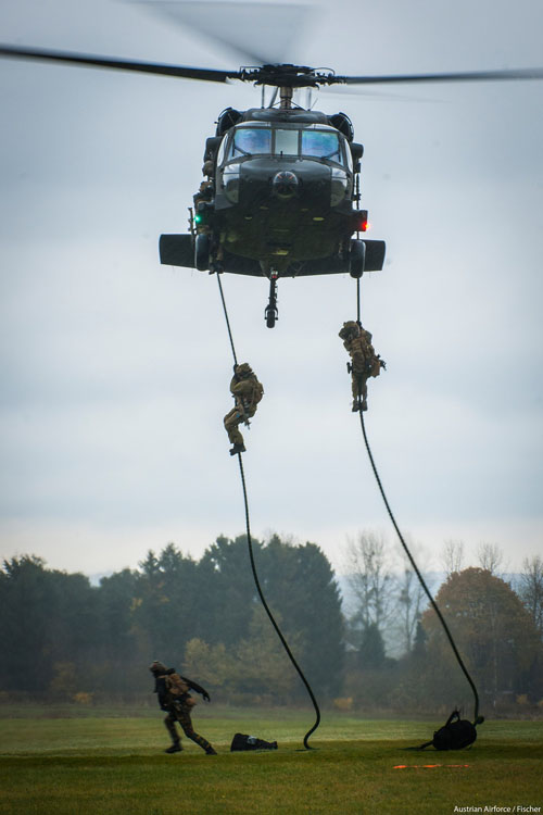 Descente en corde lisse à partir d'un UH60 Blackhawk autrichien 