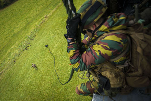 Descente en corde lisse à partir d'un UH60 Blackhawk autrichien 