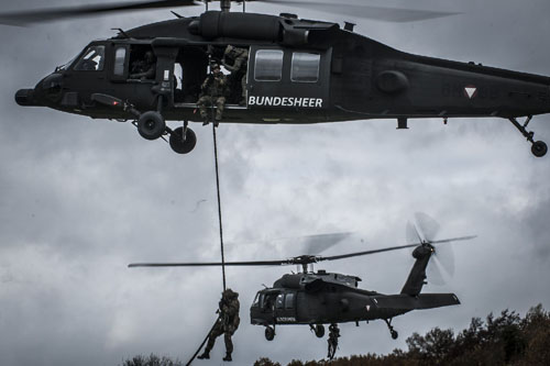 Descente en corde lisse à partir d'un UH60 Blackhawk autrichien 