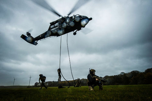 Descente en corde lisse à partir d'un UH60 Blackhawk autrichien 